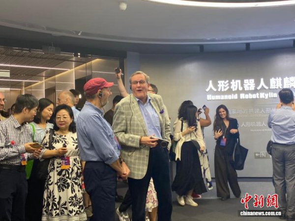 汉学家看望东说念主形机器东说念目标望　惊羡“中国的技能卓越正引颈宇宙”